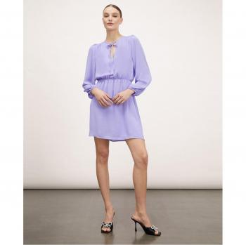 Vestido corto con frunces y escote redondo con detalle de gota y cordones