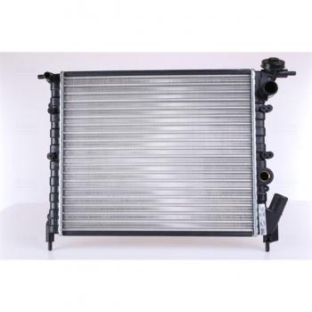 Radiador Nissens 63931 para refrigeración del motor, compatible con diversas marcas y modelos de vehículos, fabricado con materiales de alta calidad para una óptima disipación del calor, diseño eficiente que asegura un flujo adecuado de refrigerante,