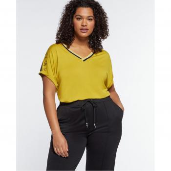 Camiseta de mujer con escote de pico y detalle de rayas y pequeños cristales en los hombros