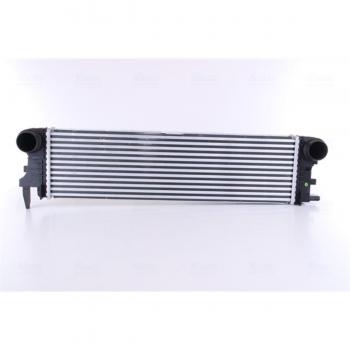 Intercooler NISSENS 96017 - Compartimentos de Motor, tipo de producto: intercambiador de calor para sistemas de refrigeración, diseñado para mejorar el rendimiento del motor al reducir la temperatura del aire comprimido, fabricado con materiales