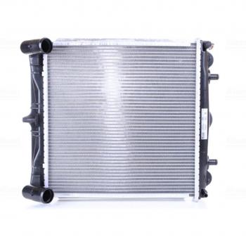Radiador de refrigeración del motor NISSENS 63777 con características de alta eficiencia, diseño optimizado para un mejor flujo de aire, fabricado en aluminio y cobre, compatible con múltiples modelos de vehículos
