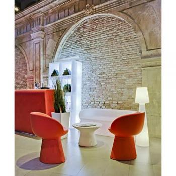 Newgarden - CAPRI Mesa de Centro Redonda de 40 cm con opción de Luz LED y Carga Solar o Batería, muy resistente para exterior e interior, fabricada en Polietileno en España, disponible en varios acabados
