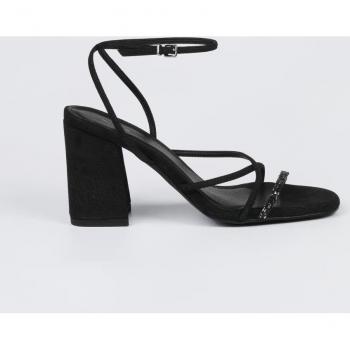 Sandalias de tacón en negro con tiras y glitter.