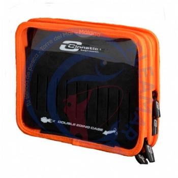 CINNETIC Estuche Double Eging Case - Caja para señuelos de eging en color naranja, diseñada para almacenar y transportar eficientemente señuelos de eging, con compartimentos organizados y materiales resistentes al agua