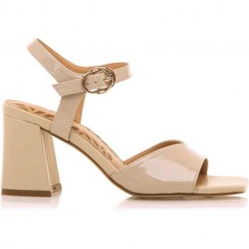 Sandalias de tacón Mustang Karla beige de charol con cierre hebilla y puntera cuadrada