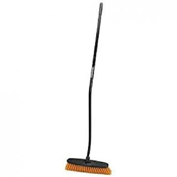 Escoba ergonómica Fiskars con mango de acero de 160 cm