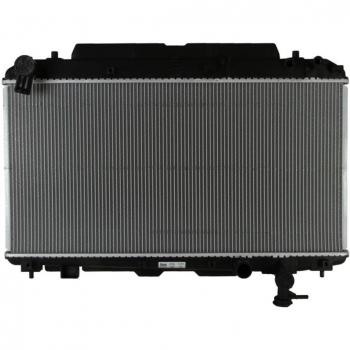 Radiador NISSENS 64639A para refrigeración del motor, compatible con vehículos específicos, fabricado en aluminio y plástico, diseñado para un óptimo flujo de aire y eficiencia térmica, fácil instalación