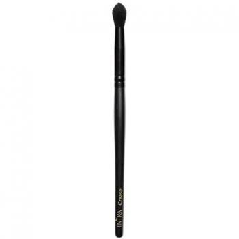 Brocha de maquillaje para contorno de ojos de la marca Inika