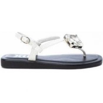 Sandalias blancas Xti para mujer - Modelo elegante de piel sintética con hebilla