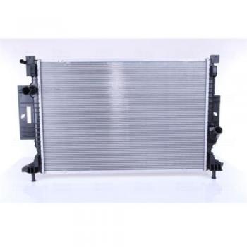 Radiador de refrigeración del motor NISSENS 606215 con características de alta eficiencia, diseño optimizado para un mejor flujo de aire, fabricado con materiales duraderos y resistentes a la corrosión, compatible con múltiples modelos de vehículos
