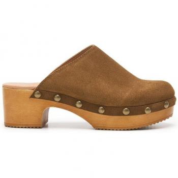 Zuecos de tacón de mujer marrones en ante con detalle de tachuelas y tacón imitación madera