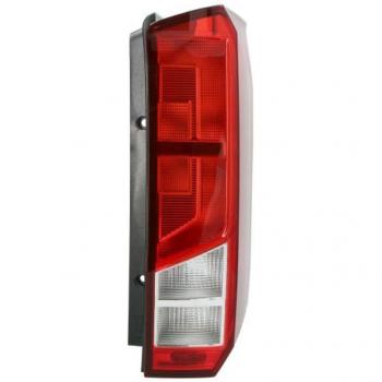 Luz trasera TYC 11-15131-06-2 con características de piloto trasero, diseño específico para vehículos, incluye lámparas LED y cumple con normativas de seguridad
