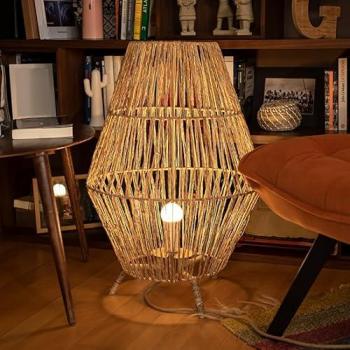 Lámpara de Mesa Decorativa SISINE 70 cm para Exterior e Interior, Hecha de Fibras Naturales en España, con Varios Acabados y Cable de Yute