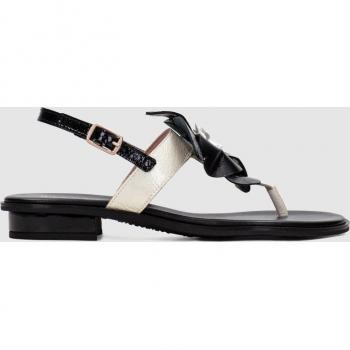 Sandalias de piel negras con adorno flor