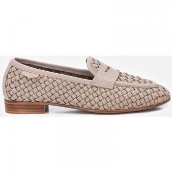 Mocasines de Piel Carmela 161302 en color beige con suela de goma