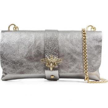 Bolso bandolera de piel plateada Firenze Artegiani con acabado en gamuza lacada.