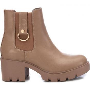 Botín Taupe XTI 141537 para Mujer, tipo botín, color taupe, diseño moderno, material sintético, suela de goma antideslizante, cierre con cremallera lateral