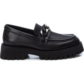 Mocasines de mujer Carmela color negro con detalle de cadena
