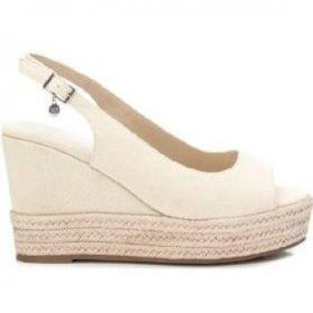 Sandalia de mujer Xti 142665 blanco roto con cuña de 9cm y hebilla
