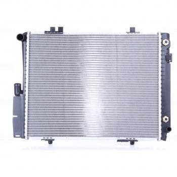 Radiador Nissens 62582A para refrigeración del motor, compatible con vehículos específicos, fabricado en aluminio de alta calidad, diseño optimizado para un mejor flujo de aire y rendimiento térmico, incluye conexiones precisas y sellos dur