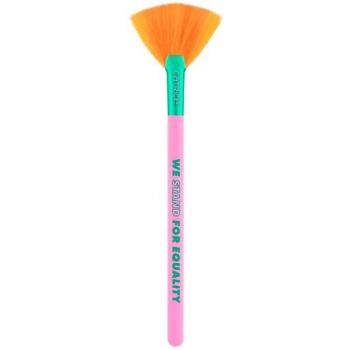 Catrice Who I Am Brocha Abanico para Iluminador