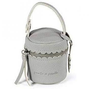 Pasito a Pasito. Funda Portachupete de Bebé Biscuit. Asa de mano con broche lateral para colgar en el cochecito o bolsa de maternidad. Eco-leather tipo vacuno Color Gris. Medidas: 8 X 9 X 8cm.