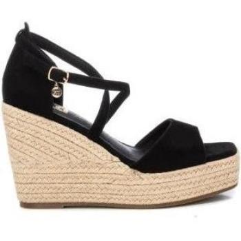 Sandalia de mujer Xti 142438 negro con cuña de 9cm y hebilla