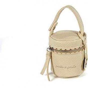 Pasito a Pasito. Funda Portachupete de Bebé Biscuit. Asa de mano con broche lateral para colgar en el cochecito o bolsa de maternidad. Eco-leather tipo vacuno Color Beige. Medidas: 8 X 9 X 8cm.