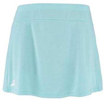 Falda Babolat Play Skirt para niñas en color azul claro, diseñada para ofrecer comodidad y estilo durante la práctica deportiva, fabricada con materiales transpirables y de secado rápido, cuenta con una cintura elástica para un ajuste perfecto y