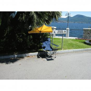 Silla Plegable de Relax Exterior con Reposapiernas y Compartimiento para Pantalla Hollymat® – Modelo Lago Maggiore en Color Amarillo + Proyector Universal Holly® 360° GVC-25