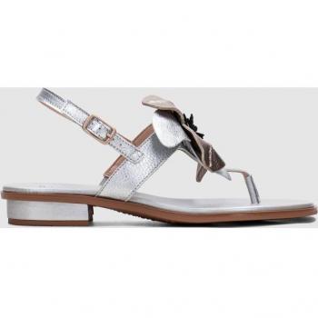 Sandalias planas de mujer en piel con adorno flor