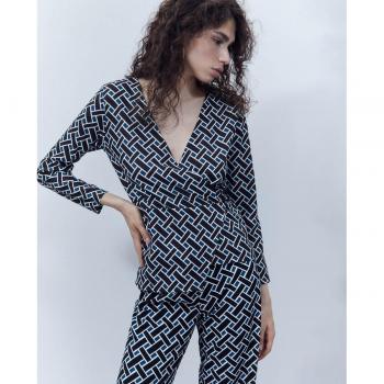 Cuerpo cruzado Sfera - Tipo: Prenda de vestir, características: diseño cruzado, ajuste entallado, tejido ligero, manga larga, escote en V