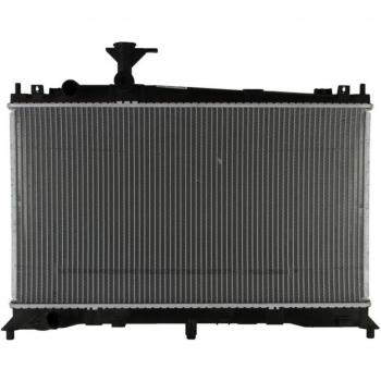 Radiador de refrigeración del motor NISSENS 62462A, compatible con diversas marcas y modelos, fabricado en materiales de alta calidad para una óptima disipación del calor, diseño eficiente que mejora el rendimiento del sistema de refrigeración,