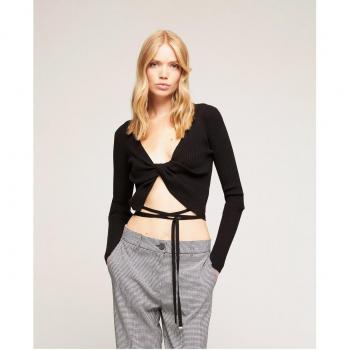 Jersey de mujer de canalé con escote de pico profundo