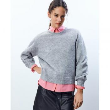 Sfera Jersey caja detalle con diseño de corte rectangular, manga larga, tejido suave y ligero, detalles en el cuello y puños