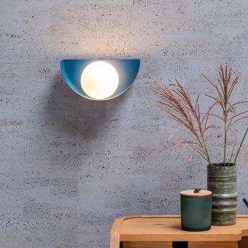 Aplique de pared Lucide Benni con pantalla esférica de vidrio azul y acabado en metal, 21 cm