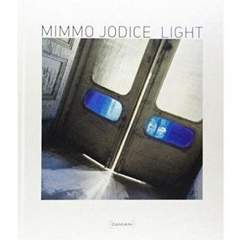 Light. Testo inglese a fronte