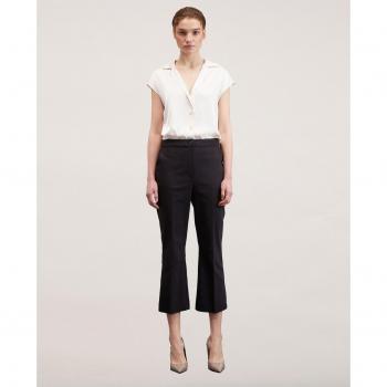 Pantalones kick flare de color liso con corte moderno y bolsillos americanos