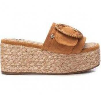 Sandalia de mujer Xti 142696 beige con cuña de 6cm y pala ancha