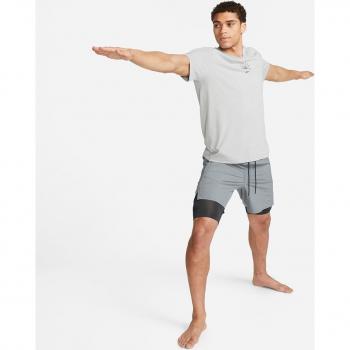 Nike Short de hombre 2 en 1 Dri-FIT Unlimited, versátil, 18 cm de largo, color gris (S)