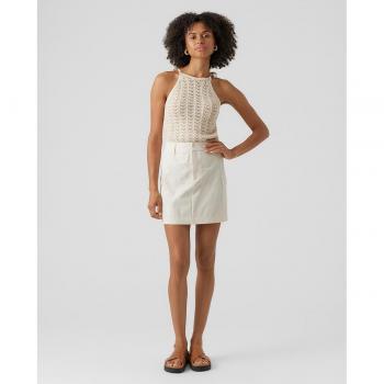 Falda cargo corta Vero Moda, diseño moderno, corte corto, múltiples bolsillos laterales, cierre con cremallera y botón, tejido ligero y cómodo, ideal para uso diario y ocasiones informales