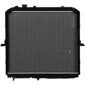 Radiador NISSENS 66622 para refrigeración del motor, compatible con varios modelos de vehículos, fabricado en aluminio y plástico, diseño optimizado para una mejor transferencia de calor, incluye tapones y accesorios necesarios para la instalación