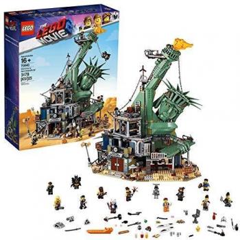 LEGO Movie 2 - Bienvenidos a Apocalipsburgo, Set de Construcción con el Escenario de la Película, Incluye Minifiguras de Emmet y Lucy, Regalo Coleccionista