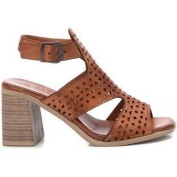 Sandalias de tacón de piel color camel con cierre de hebilla