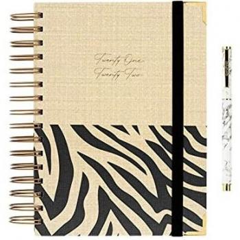 Takenote Agendas - Laia - Agenda Académica 2021-2022 - Día Página- Dietario Castellano e Inglés -416 páginas -Tamaño A5- 16 x 21 cm- Anillas bronce- Incluye Bolígrafo y Pegatinas