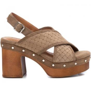 Sandalia para mujer marca Carmela en color taupe, modelo 160616