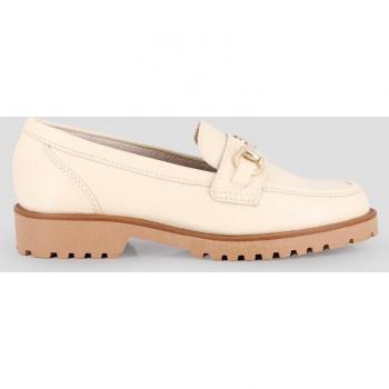 Mocasines de mujer beige en piel con adorno de hebilla