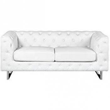 Sofá 2 plazas estilo Chesterfield en piel sintética blanca con reposabrazos, respaldo abotonado y patas plateadas Vissland