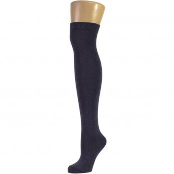 Llanura azul oscuro sobre los calcetines hasta la rodilla