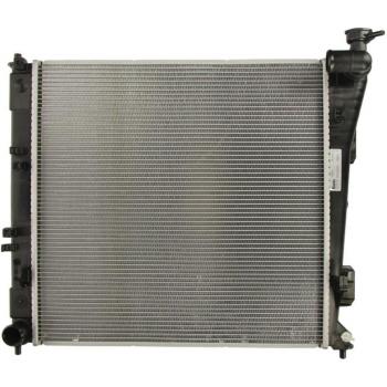 Radiador NISSENS 67606 para refrigeración del motor, compatible con vehículos específicos, fabricado en aluminio y acero, diseñado para un óptimo intercambio térmico, con conexiones precisas y resistencia a la corrosión